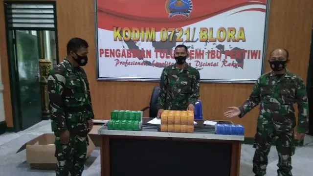 Kodim 0721/Blora ketika menunjukkan 3 jenis paket obat gratis untuk pasien Covid-19 dengan gejala ringan atau OTG yang menjalani isoman. (Liputan6.com/Ahmad Adirin)