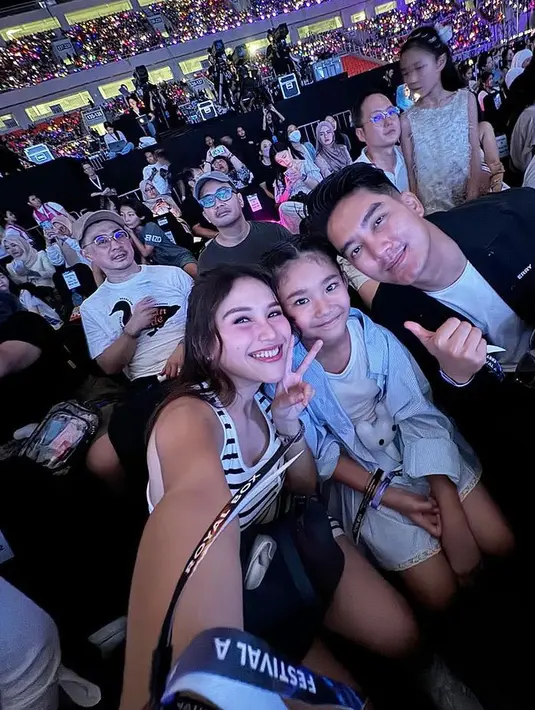 <p>Duduk di Festival A, Ayu mengaplikasikan makeup ala Korea dengan blushon merah bawah mata. Dan gaya rambut ikat belakang setengah bergaya wave. [@ayutingting92]</p>