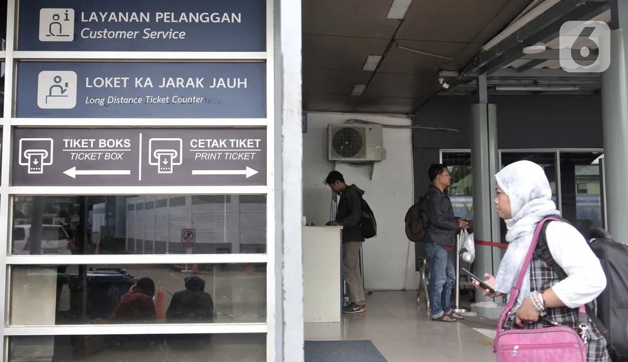 Kesibukan calon penumpang di Stasiun Pasar Senen, Jakarta, Senin (17/2/2020). Tiket Mudik Lebaran 2020 sudah dapat dipesan melalui website PT KAI, aplikasi KAI Access, loket di stasiun keberangkatan, dan seluruh saluran penjualan resmi PT KAI lainnya. (merdeka.com/Iqbal Nugroho)