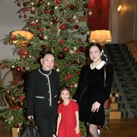 Berpose di depan pohon Natal yang megah, Shandy tampil serasi bersama sang mama dan putrinya, memancarkan suasana klasik yang elegan sekaligus penuh kehangatan. [@shandyaulia].