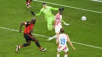 Benar saja, Romelu Lukaku beberapa kali berhasil menjadi momok menakutkan di kotak penalti Kroasia. (AP/Ebrahim Noroozi)