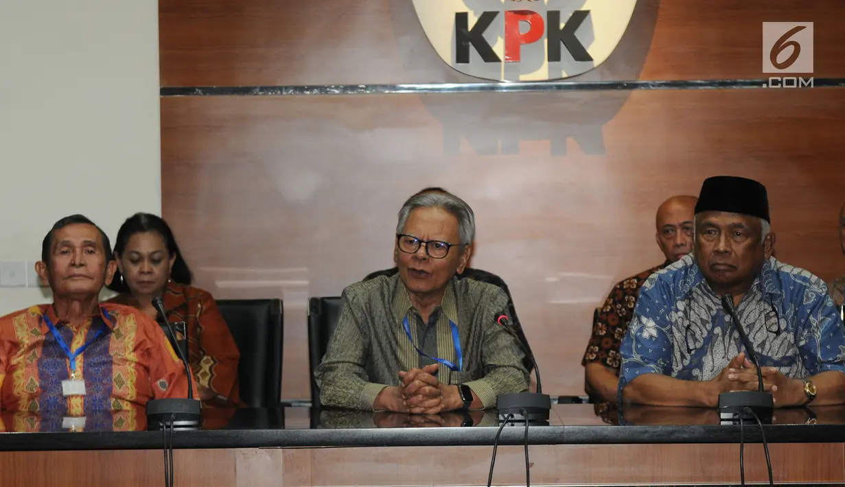 Mantan Pimpinan KPK, Tumpak Hatorangan Panggabean, Erry Riyana Hardjapamekas dan Taufiqurrahman Ruki memberikan keterangan atas polemik Revisi UU KPK di Jakarta, Senin (16/9/2019). Mereka menanggapi rancangan UU KPK seharusnya menguatkan pemberantasan korupsi. (merdeka.com/dwi narwoko)
