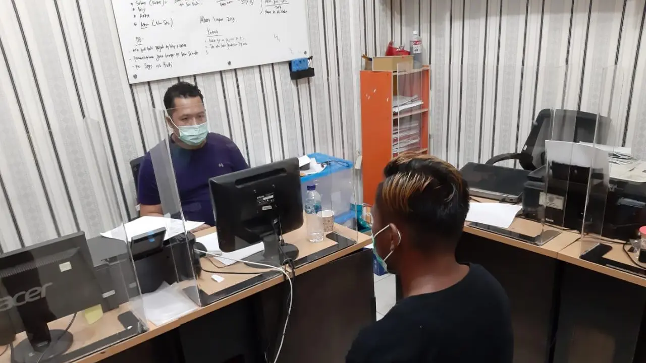 Polisi menginterogasi tersangka kasus ITE di Mapolresta Banyumas, Jumat (29/1/2021). Tersangka mengancam anak tirinya yang masih16 tahun dengan video dan foto korban saat mandi agar mau berhubungan badan. (Foto: Liputan6.com/Polres Banyumas)