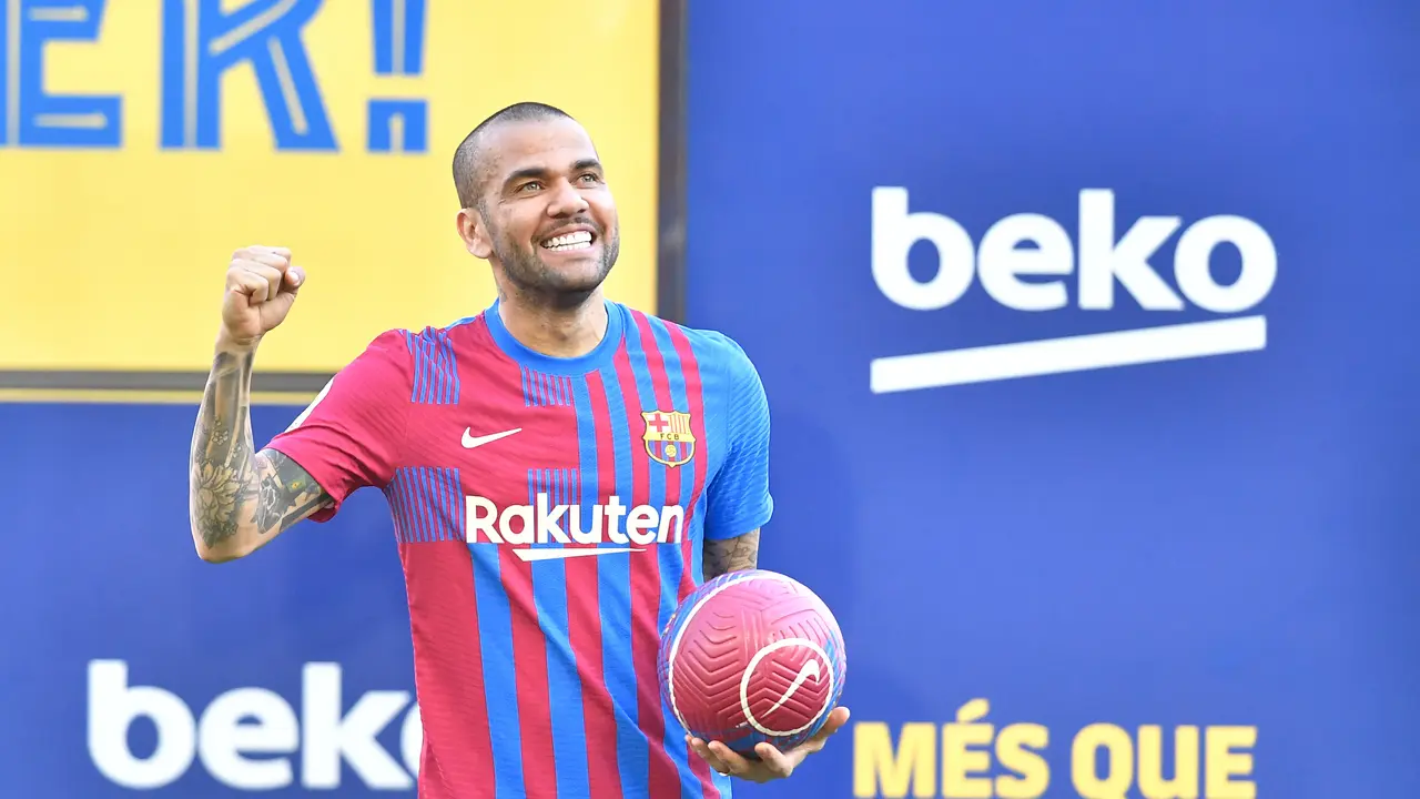 Senyum Semringah Dani Alves Kembali Merapat ke Barcelona