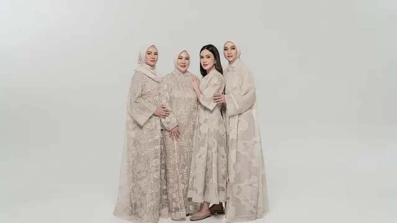 6 Pemotretan Shandy Aulia Bersama Keluarga Besar Muslim, Rukun di Tengah Perbedaan