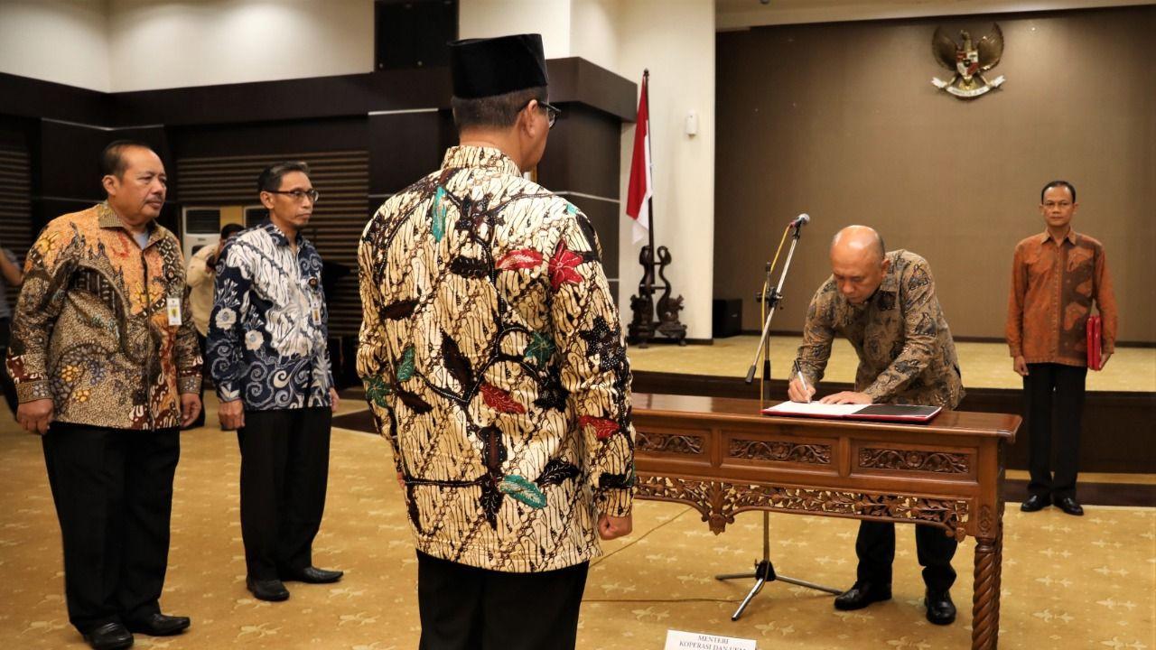 Menteri Koperasi dan UKM Teten Masduki, melantik Deputi Bidang Sumber Daya Manusia (SDM) Arif Rahman Hakim. (Dok Kemenkop)