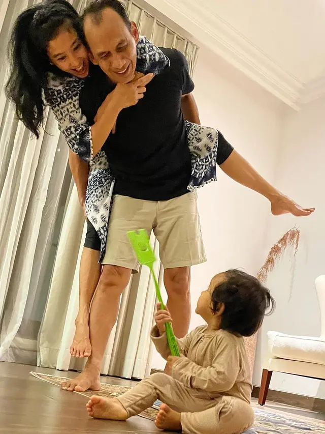 Olivia Zalianty bareng keluarga kecilnya (Foto: Instagram oliviazallianty)