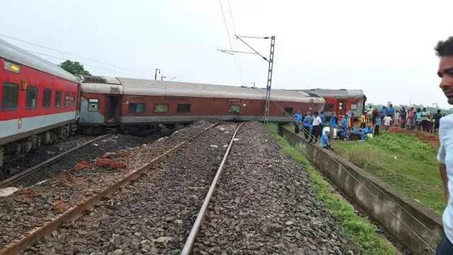 Kereta penumpang India Howrah-Mumbai Express tergelincir dan beberapa gerbongnya terbalik pada hari Selasa (30 Juli 2024)  di dekat Jamshedpur, negara bagian Jharkhand di India timur.(AFP/Somnath Sen)