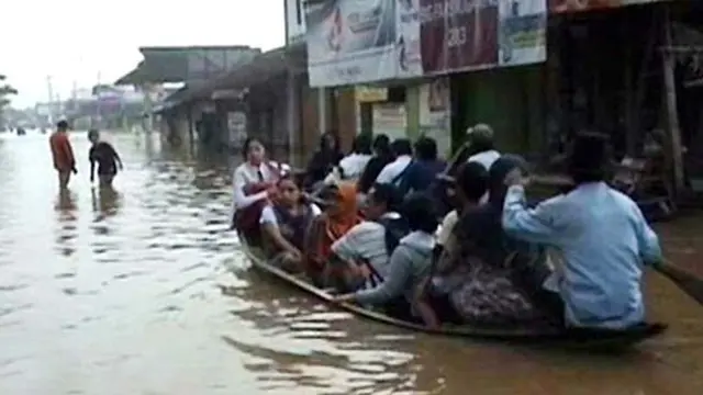 Banjir Lagi, Warga 4 Kecamatan di Bandung Naik Perahu