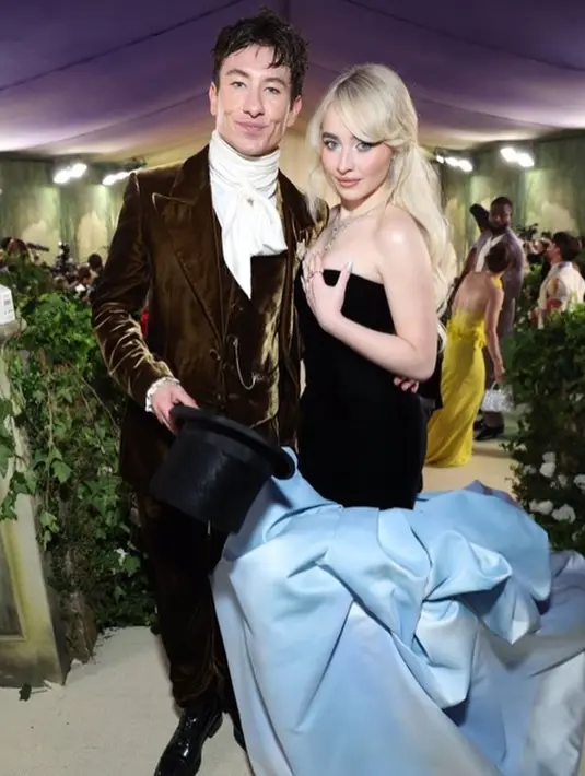 Terlihat kontras, Barry Keoghan hadir bersama sang kekasih, Sabrina Carpenter. Barry Keonghan kenakan setelan jas suede dari Burberry sedangkan Sabrina tampil menawan dengan strapless dress hitam dan icy blue dari Oscar de la Renta. [@sabrinacarpenter]
