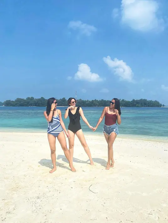 Bagi Nia, kebahagiaan adalah yang paling utama. Jadi ia tidak peduli tentang tujuan temannya berteman dengan dirinya. Terpenting orang tersebut membawa kebahagiaan untuk Nia. (Instagram/ramadhaniabakrie)