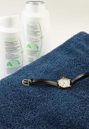 Gunakan kain lembut dan sabun untuk membersihkan jam