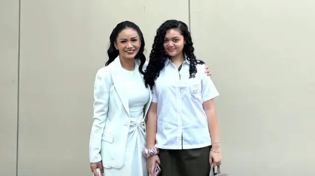 Krisdayanti Antar Amora Masuk SMA, Tas Kate Spade Rp7,3 Juta Lengkapi Gaya Back to School
