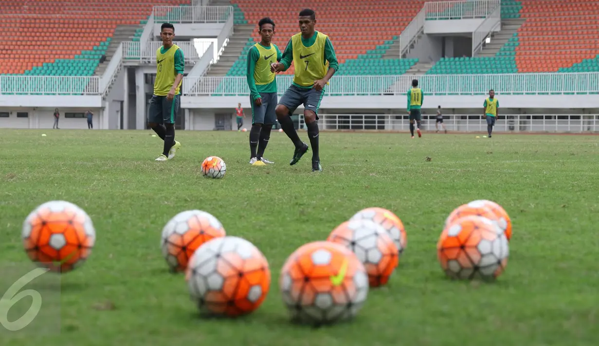 Pemain menjalani latihan dalam proses seleksi Timnas Indonesia gelombang kedua di Stadion Pakansari, Cibinong, Bogor, Jawa Barat, Selasa (16/8). Seleksi dilakukan untuk memilih pemain yang akan bermain di Piala AFF 2016. (Liputan6.com/Immanuel Antonius)