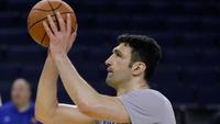 Center Golden State Warriors, Zaza Pachulia, sedang berlatih jelang Gim 1 Final NBA 2017 kontra Cleveland Cavaliers di Oracle Arena, Oakland, Jumat (2/6/2017) WIB. (AP Photo/Marcio Jose Sanchez)
