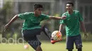 Pemain Timnas Indonesia U-22, Arsyad Yusgiantoro, berusaha mengontrol bola saat latihan. Uji coba menghadapi Persija merupakan laga kedua Timnas U-22 setelah sebelumnya mereka menghadapi Myanmar. (Bola.com/Vitalis Yogi Trisna)