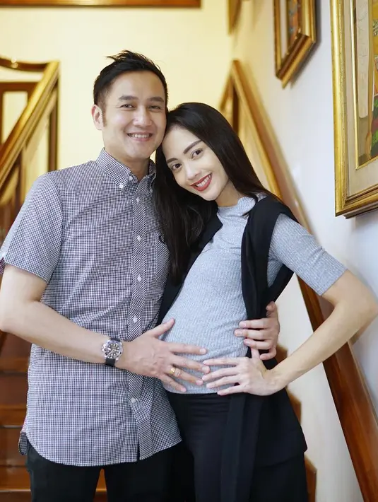 Selanjutnya adalah gaya kasual Ririn saat bersama sang suami. Kali ini ia mengenakan celana hitam, kaus abu-abu dan outer yang berupa vest berwarna hitam. Simple dan cocok dikenakan untuk sehari-hari. (Instagram/ririndwiariyanti)