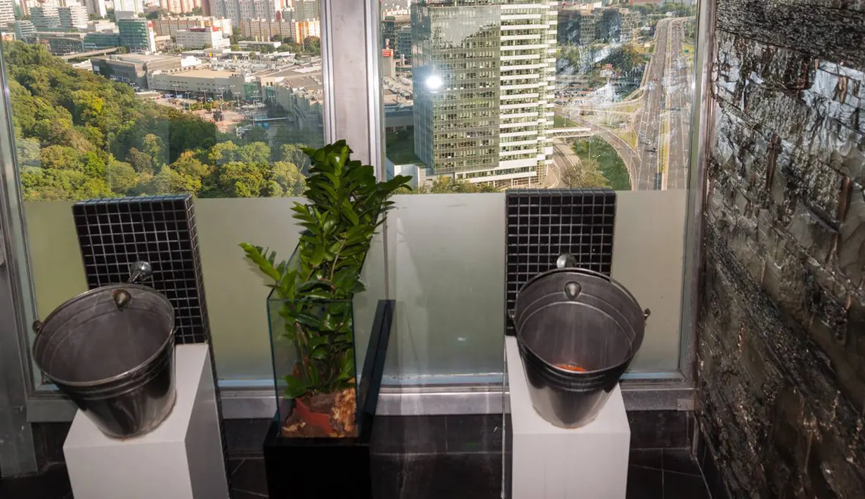 Anda tidak salah lihat, toilet pria di Bratislava ini menggunakan ember sungguhan. (reddit.com)