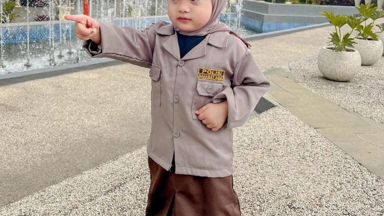 Baju anak unik merupakan bisnis baju anak, dan dinamakan unik karena konsepnya yang memang unik yakni memproduksi kebaya, seragam sekolah atau profesi seperti polisi yang bisa digunakan oleh anak mulai dari usia balita.