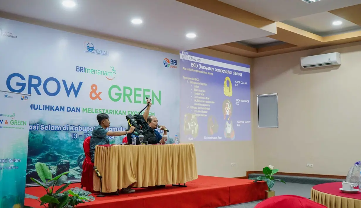 BRI Peduli melalui program BRI Menanam - Grow & Green menyalurkan bantuan kepada Pokdarwis Ujung Bulo, Kab. Mamuju, Provinsi Sulawesi Barat berupa pelatihan sadar wisata, sertifikasi selam untuk jenjang A1 (open water) dan jenjang B1 (instruktur) bagi penyelam dan bantuan peralatan selam. (Dok BRI)