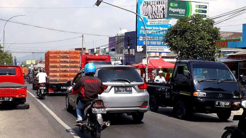 Ruas Ajibarang, Banyumas padat merayap pada masa mudik dan balik lebaran 2018. (Liputan6.com/Muhamad Ridlo)