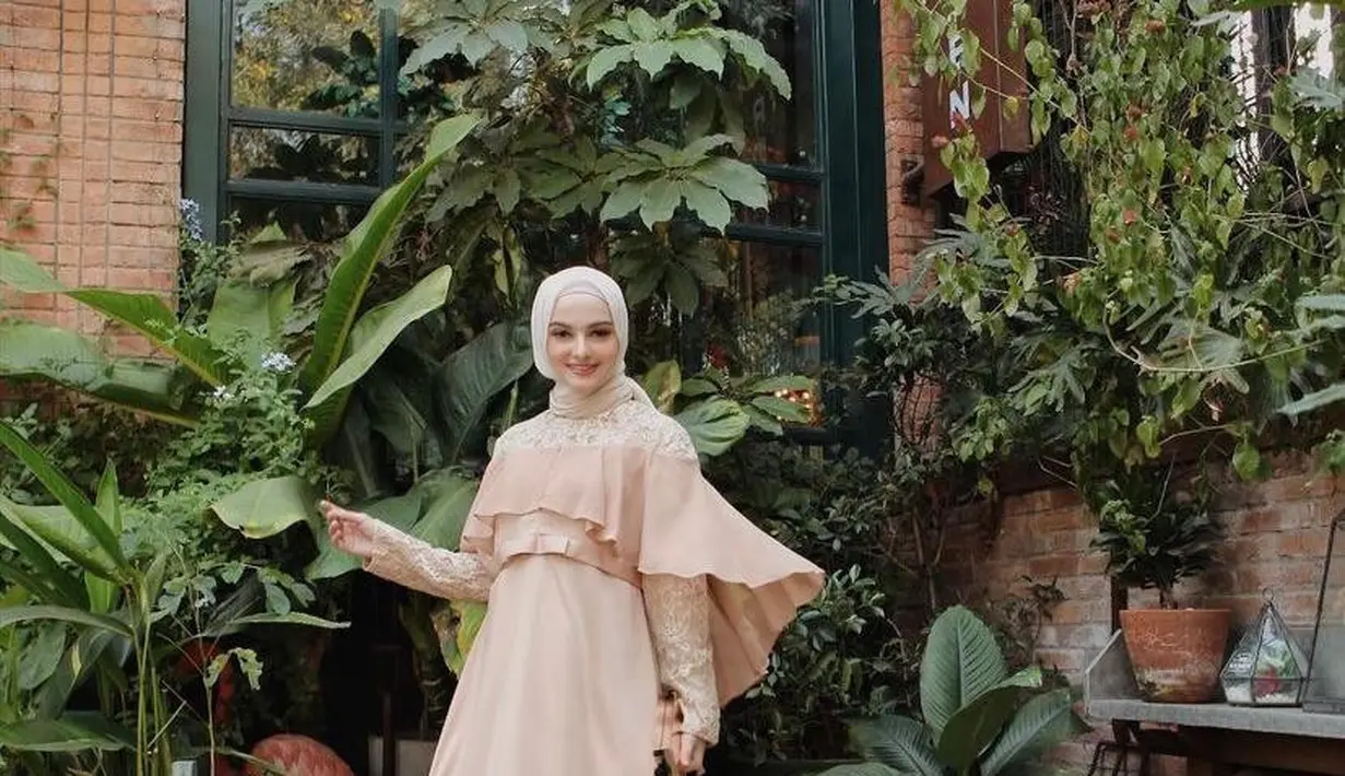 Gamis brokat dengan aksen cape satin memberikan kesan elegan dan menawan padan penampilan kamu. (Instagram/nisabahanan).