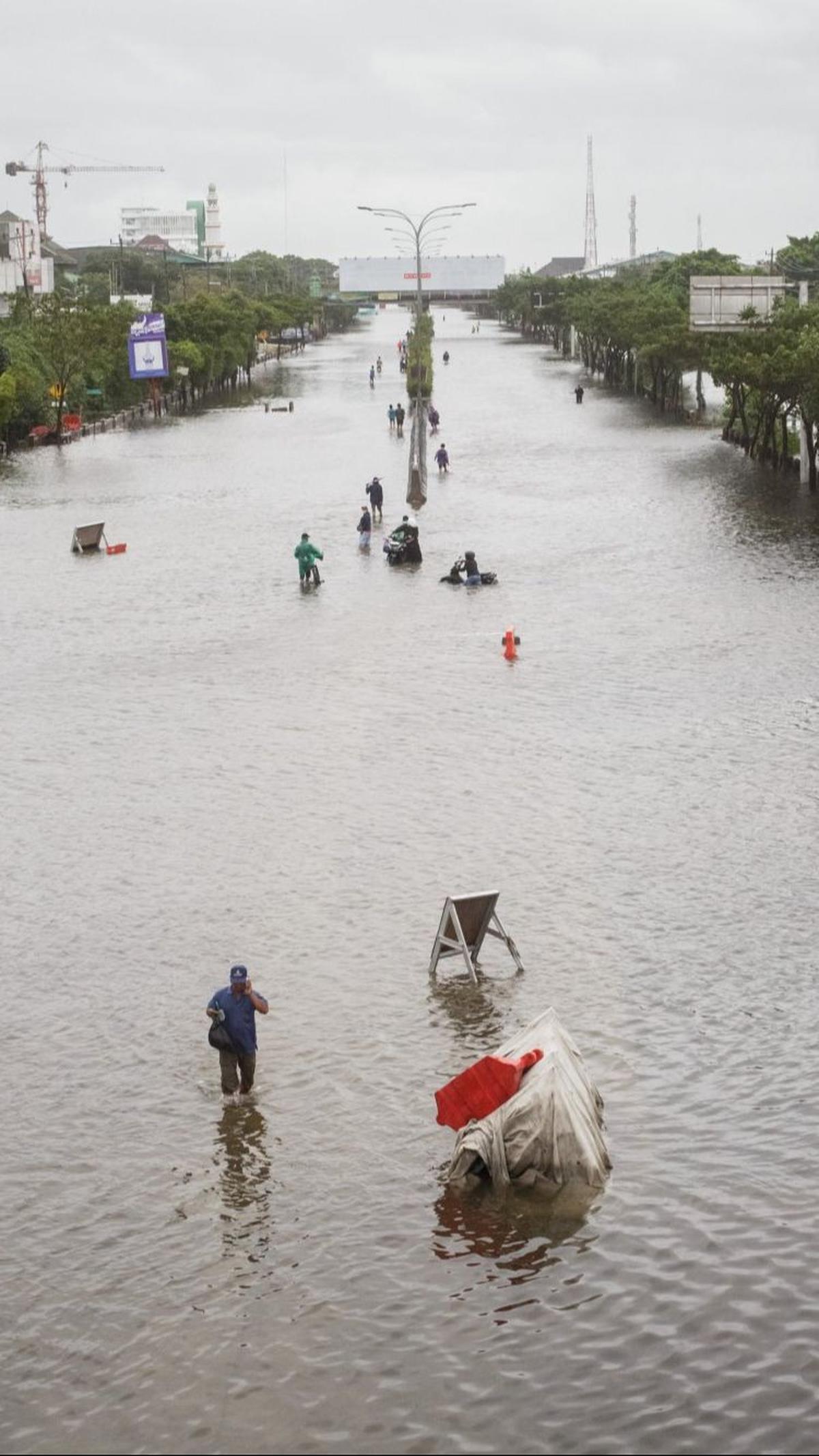 Mengutip Antara,&nbsp;BPBD Kota Semarang mencatat sedikitnya 158 ribu jiwa terdampak bencana banjir tersebut.&nbsp;Devi Rahman/AFP
