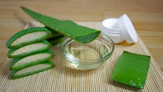 15 Cara Mengatasi Kulit Terbakar Matahari, Kembalikan Glowing Alami dengan Efektif