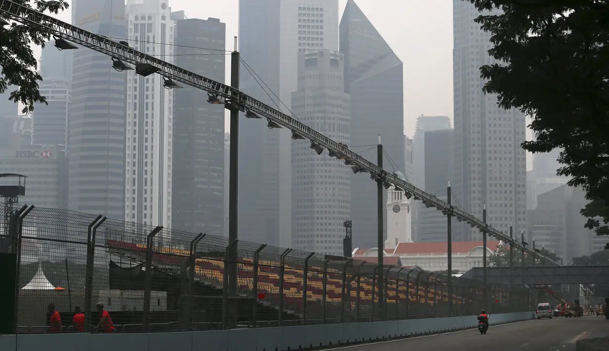 Suasana lintasan Sirkuit Marina Bay Street yang tertutup asap tebal, Singapura, Rabu (16/9/2015). National Environment Agency Singapura memperkirakan kabut asap berkurang sebelum balapan dimulai. (REUTERS/Tim Chong)