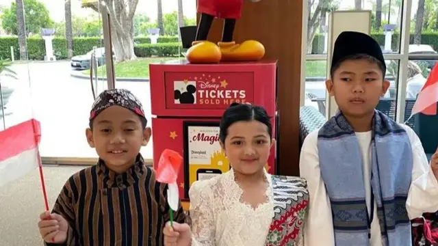 8 Pesona Arsy Hermansyah Pakai Kebaya Putih Saat Ikut Lomba Nyanyi Kejuaraan Dunia di Amerika Serikat