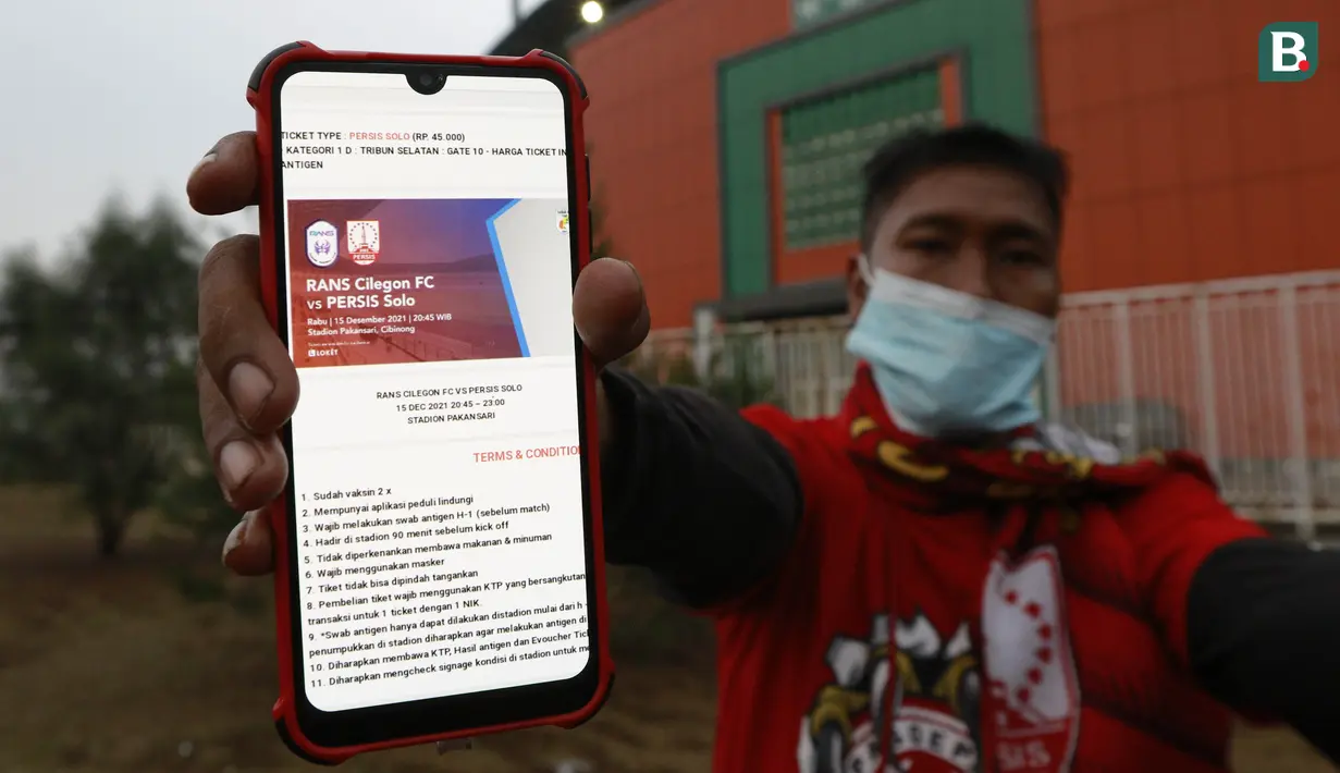 Suporter Persis Solo saat melawan Rans Cilegon FC pada laga babak 8 besar Grup X Liga 2 di Stadion Pakansari, Bogor, Rabu (15/12/2021). (Bola.com/M Iqbal Ichsan)