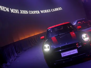 Tampilan mobil model terbaru MINI John Cooper Works (JCW) dipamerkan saat peluncuran di Jakarta, Jumat (23/5/2025). (Liputan6.com/Herman Zakharia)