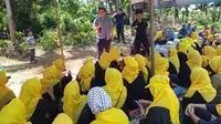 Airlangga Ravindra di hadapan warga Waringin Jaya, Bojong Gede, Kabupaten Bogor, Jumat (22/12/2023). (Istimewa)