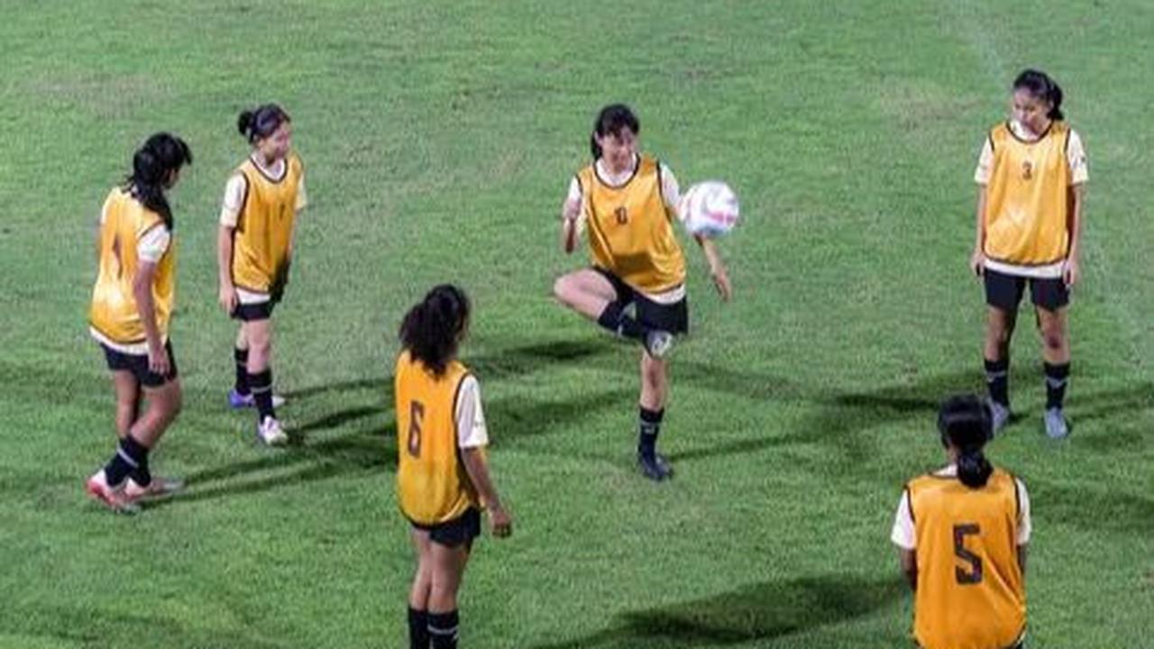 Pemain Timnas Indonesia Putri U-17 melakukan juggling saat latihan di Lapangan A Kompleks Stadion Utama Gelora Bung Karno (SUGBK), Senayan, Jakarta, Rabu (27/03/2024). (Bola.com/Bagaskara Lazuardi)