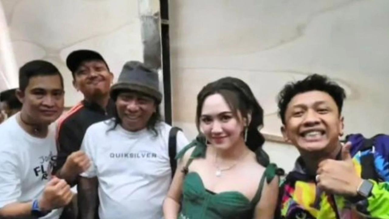 9 Potret Happy Asmara Tetap Manggung Dalam Kondisi Hamil, Baby Bump Mulai Terlihat