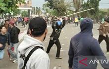 Fakta Tersembunyi di Balik Bentrokan Karawang: Mahasiswa, Ojol, dan Pelajar Bentrok dengan Polisi, Ada Apa?