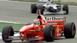 Hal serupa seperti kejadian GP Adeliede tahun 1994 juga ia lakukan ketika GP Jerez, Spanyol pada tahun 1997. Schumacher kali ini menutup jalur Villeneuve dan menyebabkan keluar lintasan. Ia diganjar diskualifikasi dari kejuaraan 1997 oleh FIA akibat perbuatannya tersebut. (Foto: AFP/Eric Cabanis)