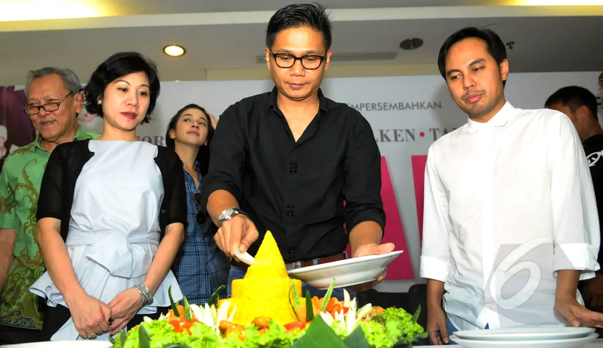 Suasana acara Selametan film ‘3 Dara’ di kawasan Kebon Jeruk, Jakarta, Rabu (6/5/2015). Film ‘3 Dara’ menceritakan tentang tiga orang lelaki yang terkena kutuk menjadi feminim. (Liputan6.com/Faisal R Syam)