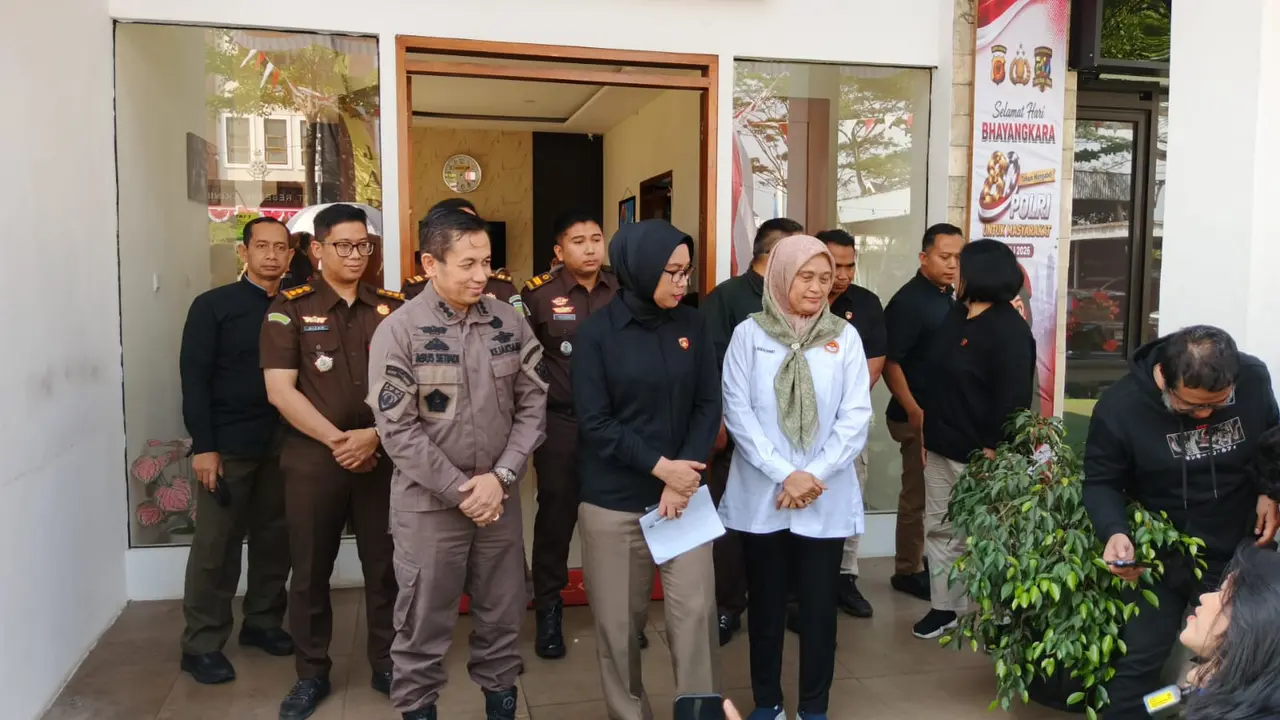 Rekonstruksi kasus penganiayaan Taufik Hidayat terhadap Yuvita Tri Rezeki di Mapolda Jabar, Kamis (2/7/2026).