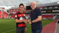 Sempat Bungkam, Chicharito Akhirnya Bicara Soal Van Gaal