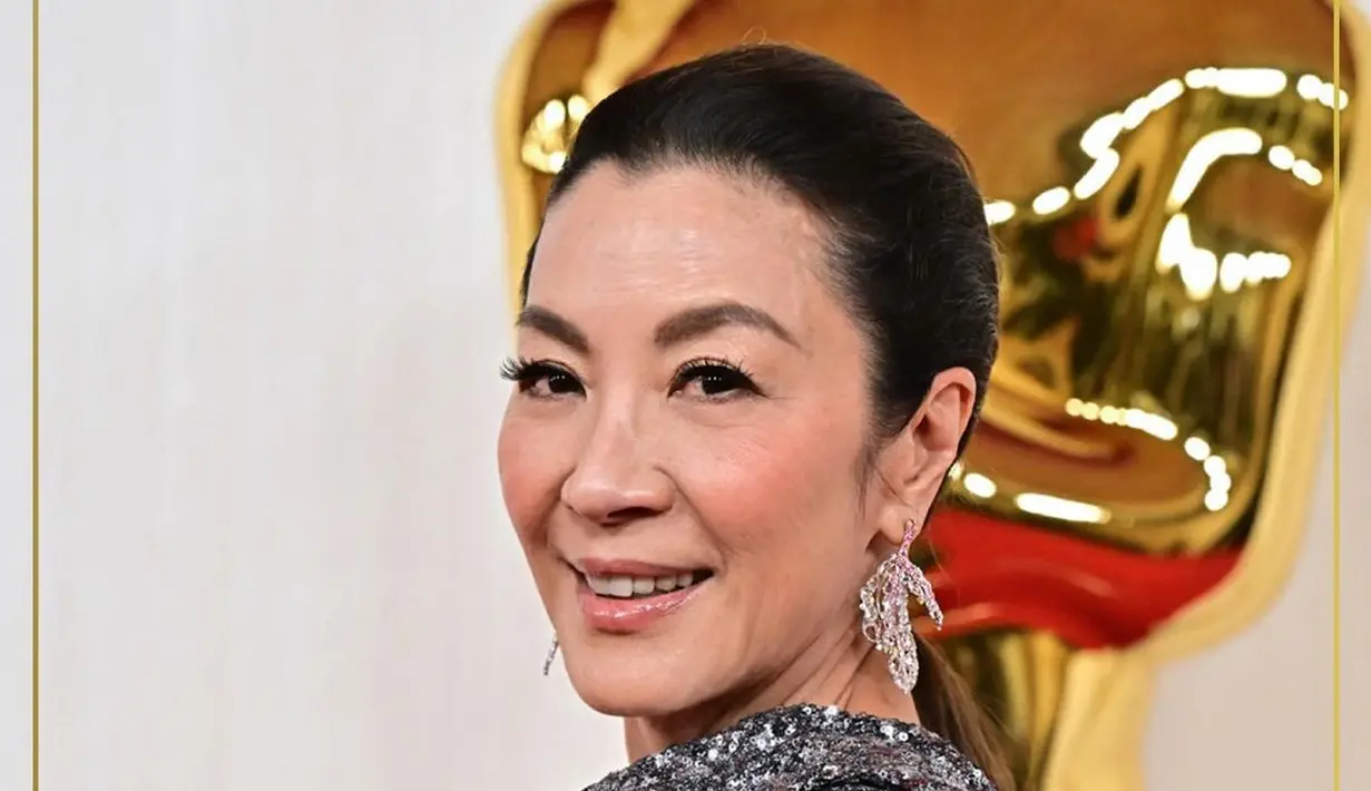 Michelle Yeoh mengenakan anting-anting berlian Dedaunan unik yang dirancang oleh seniman perhiasan Cindy Chao. Perhiasan pernyataan tersebut menampilkan pilihan berlian, berlian kuning, safir merah muda, dan safir oranye dengan balutan emas putih, kuning, dan mawar 18 karat. [@cindychao_theartjewel]