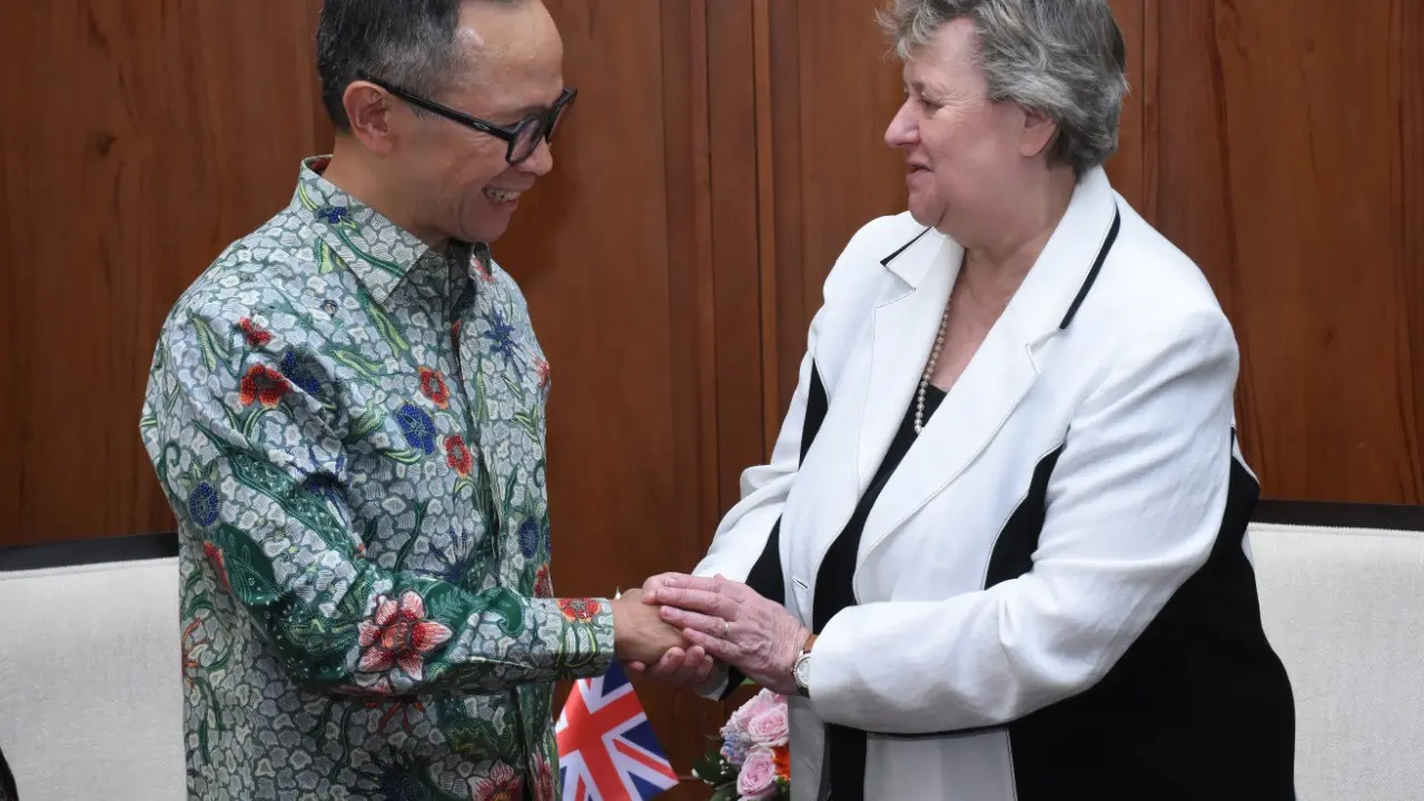 Wakil Menteri Luar Negeri Mahendra Siregar bertemu dengan Menteri Inggris untuk Asia Pasifik Heather Wheeler.