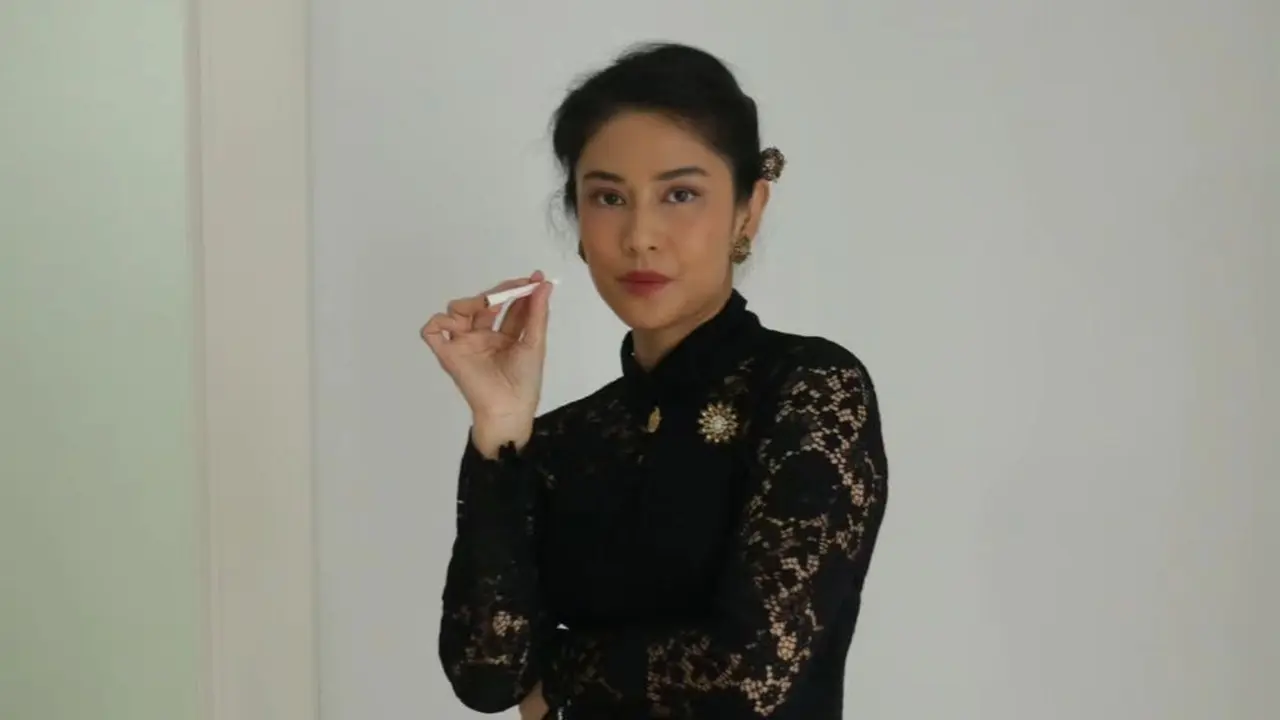 Kebaya Dian Sastro untuk serial Gadis Kretek