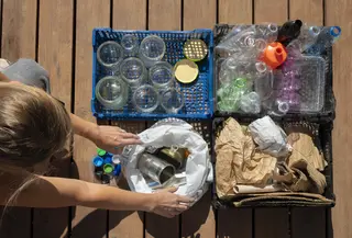 Daur ulang membantu mengurangi limbah yang berakhir di tempat pembuangan akhir, menghemat sumber daya alam, serta menekan polusi dan emisi gas rumah kaca. [Dok/freepik.com]