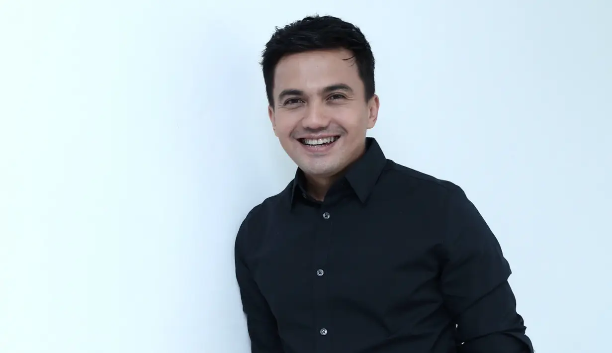 "Ya lu lihat gue deh, jangan sampai lu kayak gue. Semoga tujuan membina rumahtangga yang sakinah mawaddah warahmah nggak terputus," kata Sahrul Gunawan, di kawasan Tendean, Jakarta Selatan (6/12/2016).(Galih W. Satria/Bintang.com)