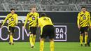 Para pemain Borussia Dortmund tampak lesu usai ditaklukkan Stuttgart pada laga Bundesliga di Stadion Signal Iduna Park, Minggu (13/12/2020). Stuttgart menang dengan skor 5-1. (AFP/Ina Fassbender)