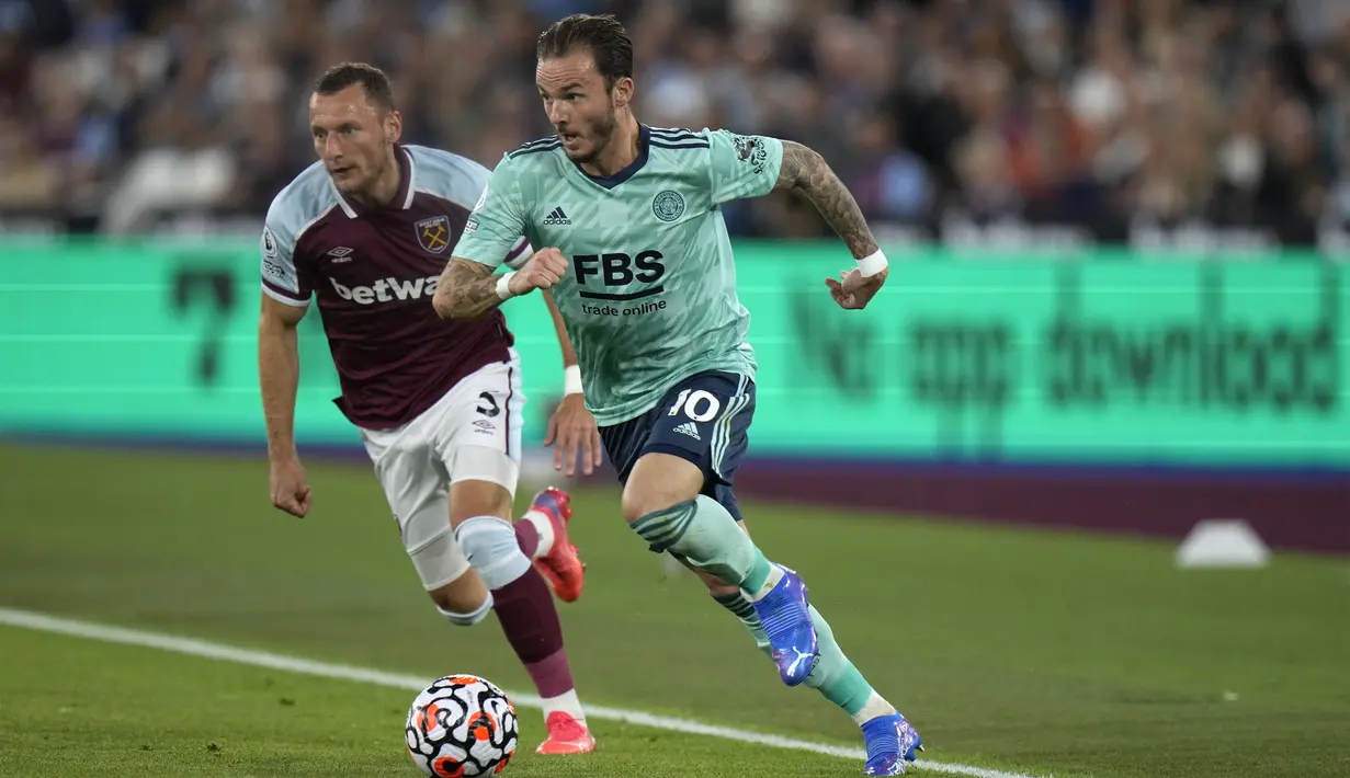 Pemain West Ham United Vladimir Coufal (kiri) mengejar pemain Leicester City James Maddison pada pertandingan Liga Inggris di London Stadium, London, Inggris, Senin (23/8/2021). West Ham United menang 4-1. (AP Photo/Alastair Grant)