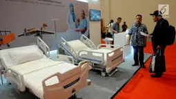 Pengunjung melihat tempat tidur pasien selama pameran Pembangunan Kesehatan dan Produksi Alat Kesehatan Dalam Negeri di ICE BSD, Tangerang, Selasa (12/2). Pameran alat kesehatan merupakan produksi dalam negeri. (Merdeka.com/Arie Basuki)
