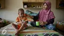 Seorang anak diberi minum di rumah singgah Yayasan Kasih Anak Kanker Indonesia, Jakarta, Senin (15/2). Setiap hari 700 anak terdiagnosis kanker Hal ini menunjukkan kanker sebagai penyebab utama kematian pada anak di dunia. (Liputan6.com/Faizal Fanani)