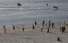 FOTO: Pantai Ancol Jadi Destinasi Favorit Warga Habiskan Waktu Libur